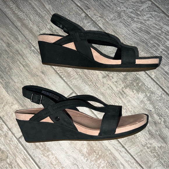 UGG Kenley Strappy Slingback Wedge Comfort Sandals Black size US8. worn once! - Picture 1 of 7
